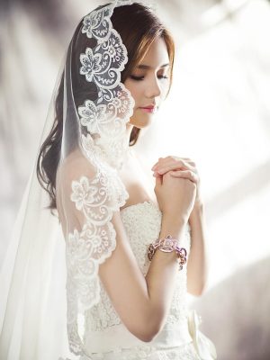 古装权谋短剧封面，古代宫廷场景中的女主角身着华服，红果短剧app古装热播剧集封面