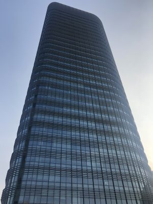 现代职场逆袭短剧封面，职场女性穿着正装站在写字楼前，红果短剧app现代剧热播封面