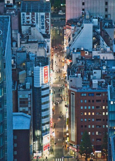 红果短剧app热播剧集详情封面，现代都市背景女主角站在玻璃幕墙前，专业摄影棚光线充足画面精致